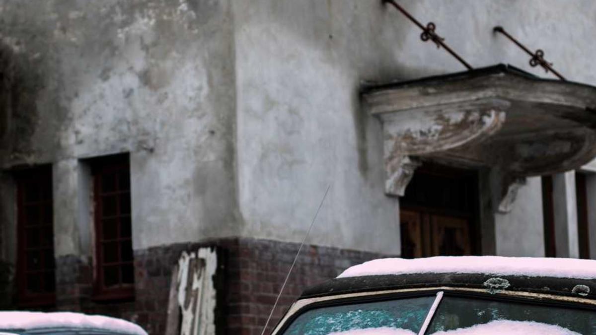 山巅日出，太阳刚刚升起，天空由深蓝逐渐过渡到浅蓝，远处天边有一抹微红，人群在山顶欢呼雀跃，一片喜庆的景象。